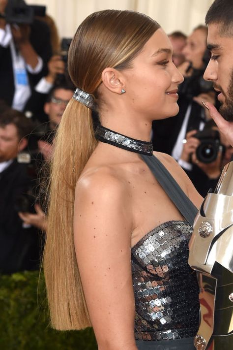 With a little help from extensions, Hadid tries-out a full ponytail for the 2016 Met Gala. Gigi Hadid Hair Tutorial, Sideswept Wedding Hair, Bangs Sideswept, Round Face Bangs, Face Bangs, Gigi Hadid Hair, Power Pony, Full Ponytail, Wedding Hair Bangs