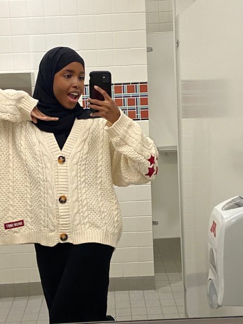 Hijab Types, Hijabi Selfie, Tan Cardigan Outfit, Cardigan Outfit Hijab, White Cardigan Outfit, Hijabi Summer Outfits, Modest Hijabi Outfits, Pics Poses, Hijabi Fits