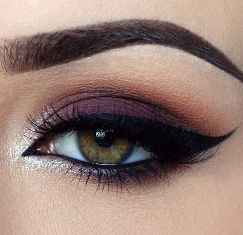 eye makeup, dark purple eye shadow, strong dark eyeliner and white shimmer in the inner eye corners Make Up Mata, Eyeliner Tips, Eyeliner Hacks, Smink Inspiration, Beauty Make-up, Makijaż Smokey Eye, Makeup Hacks, Fall Makeup, Hazel Eyes