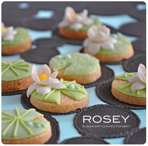 lily pads Lotus Flower Cupcakes, Lotus Flower Dessert, Lotus Flower Cookies, Lotus Flower Cake, Flowers List, Cookies Spring, Lotus Cookies, Lotus Cake, Biscuit Decoration