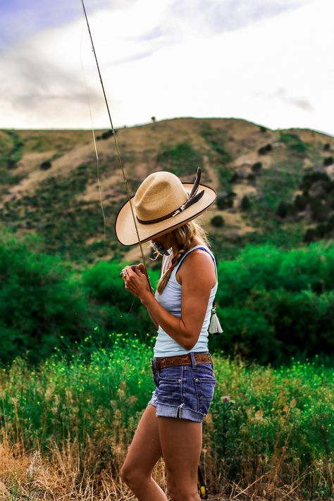 What To Wear Kayaking, Noisy Plume, Fishing Fashion, Kayaking Outfit, Fishing Girl, Best Fishing Kayak, Fly Girls, Fly Fishing Tips, Saltwater Flies