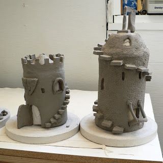 Make a sand castle out of ceramics! Can have different, though lock-able parts, so that it can be fired more easily Clay Projects For Kids, Clay Lesson, March Break, Clay Fairy House, Kids Clay, Kids Pottery, Art Camp, Clay Houses, Tanah Liat