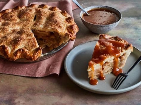 Get Hot Toddy Apple Pie Recipe from Food Network Hot Toddy Apple Pie, Boozy Sweets, Thanksgiving Recipes Dessert, Thanksgiving Desserts Pie, Desserts Pie, Yummy Pie, Thanksgiving Sweets, Thanksgiving Dessert Recipes, Dessert Apple