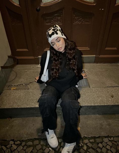 Winter Fits With Beanie, Winter Fits Women Aesthetic, Outfits W Beanies, Fit Pics Poses, Y2k Beanie Outfit, Beanie Outfits For Women, Opiumcore Outfits Girl, Winter Outfits With Beanies, Winter Beanie Outfit