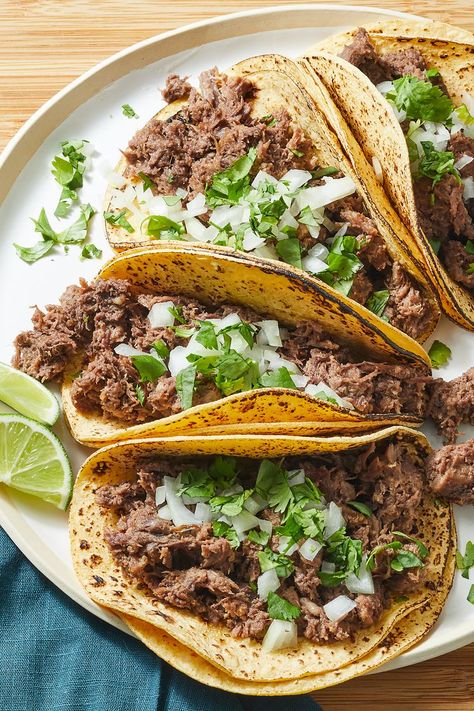 Lengua Recipe Mexican, Tongue Tacos, Beef Tongue, Crock Pot Tacos, Meatless Main Dishes, How To Cook Beef, Crockpot Beef, Mexican Food Recipes Authentic, Slow Cooker Beef