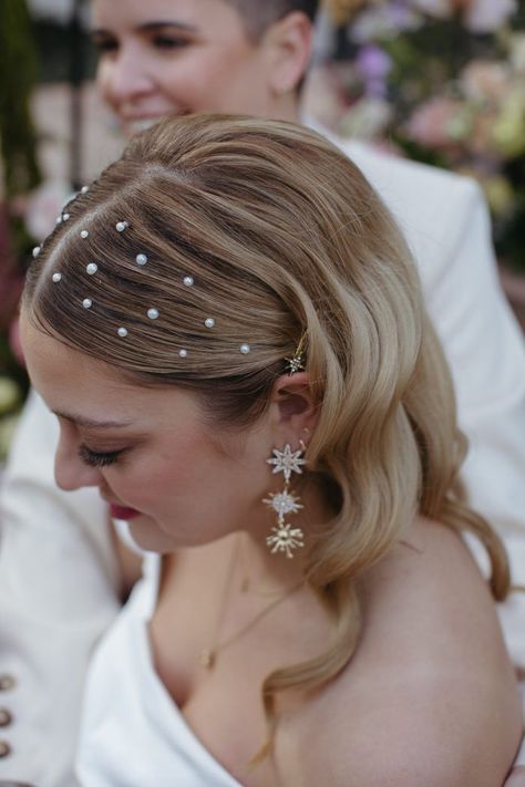 Pearl beaded bridal headpiece l Image by Mady Noel Photo Engagement Headpiece, Retro Bridal Hair, Bride Headpiece Pearl, Angle Foto, Retro Wedding Theme, Heights House, Pearl Bridal Headpiece, Retro Bridal, Romantic Curls