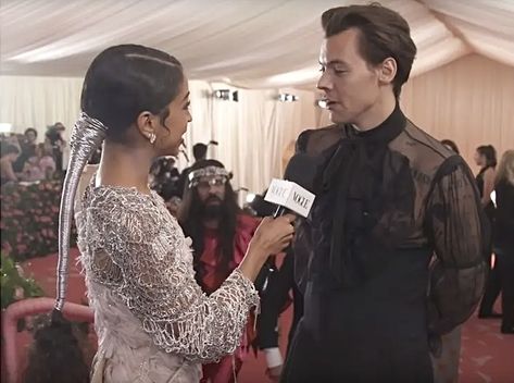 News Caster Aesthetic, Met Gala Interview, Entertainment Journalism Aesthetic, Press Tour Aesthetic, Tv Reporter Aesthetic, Interviewer Aesthetic, Entertainment Journalism, Broadcast Aesthetic, Interview Aesthetic