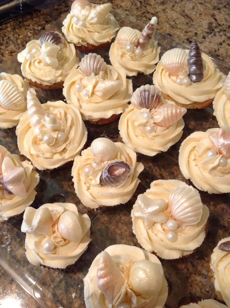 Seaside Cupcakes, Wedding Beach Cake, Seashell Cupcake, Seashell Dinner Party, Beach Theme Wedding Decorations, Seashell Birthday Cake, Mermaid Aesthetic Party, Mermaid Themed Wedding, Seashell Birthday