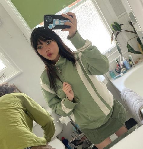 beabadoobee Beabadoobee Mirror Selfie, Beabadoobee Green, Mirror Selfie Pfp, Beabadoobee Outfits, Selfie Pfp, Outfit Dark, Vision Photography, Dark Icon, Indie Pop Music