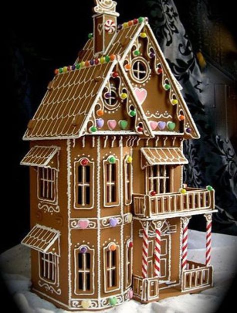 Ultimate+Gingerbread+Houses | The best gingerbread houses you have ever seen - Ginger mansion ... Jul Kaka, Faux Gingerbread, Gingerbread House Ideas, Cool Gingerbread Houses, Gingerbread House Template, Jul Mad, Wilton Candy Melts, All Things Gingerbread, House Template