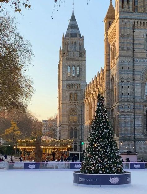 England In Christmas, London In Winter Pictures, England At Christmas, London England Christmas, Christmas Time In London, London Christmas Bucket List, Things To Do In London At Christmas, Christmas In England Aesthetic, London On Christmas