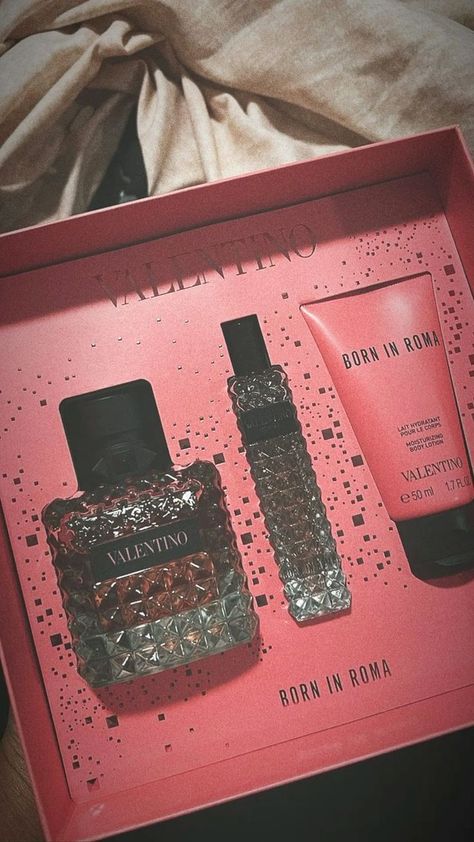 Valentino Donna Born in Roma Gift Set 🎀 #aesthetic #valentino #pink 🌸 Valentino Donna Born In Roma, Christmas Gift Ideas For Women, Born In Roma, Fragrances Perfume Woman, Body Hygiene, Perfume Collection Fragrance, Bath And Body Works Perfume, Shower Skin Care, Body Smells