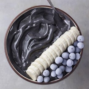 Black Smoothie Bowl Yay or Nay? Made with frozen bananas and a pinch of activated charcoal A breakfast to match your soul ✨ Black Smoothie, Smoothie Bowl Aesthetic, Fennel Pasta, Bowl Aesthetic, Coconut Milk Smoothie, Tumblr Food, Frozen Bananas, Superfood Smoothie, Black Food