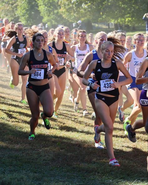 Cross country | track and field | college athlete | ncaa | running motivation | vsco | fitness Cross Country Photography, College Running, Track Season, College Athlete, Run Training, Women Athletes, Portraits Of Women, Country Photography, Girl Walk