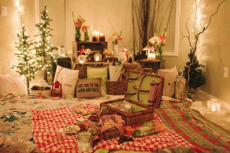 Pretty picnic inside the house Indoor Date Ideas, Things To Do With Your Boyfriend, Winter Date Ideas, Winter Picnic, Indoor Picnic, Robert Montgomery, Creative Dates, Romantic Picnics, Vancouver Wedding Photographer