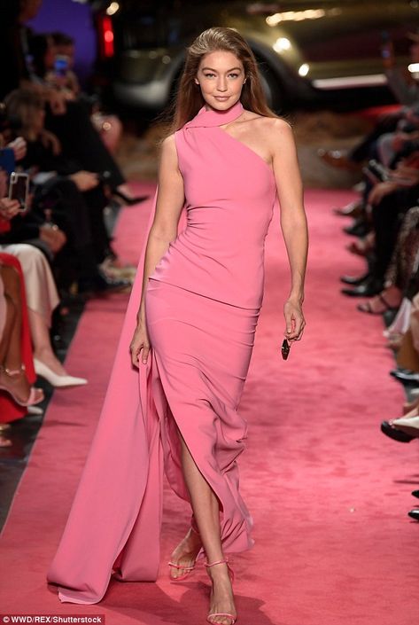 Flowing! The older Hadid sister impressed in an asymmetrical pink number which exposed her left shoulder Gigi Hadid Pink Outfit, Gigi Hadid Pink Dress, Gigi Hadid Gown, Models Walking Runway, Gigi Hadid Pink, Gigi Hadid Runway, Pink Runway, Gigi And Bella Hadid, Gigi And Bella