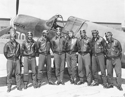 The Tuskeegee Airmen - if you do not know much about these amazing brave men, you really need to read about them. You will be glad, proud, and honored when you learn their story. Tuskegee Airman, Perang Dunia Ii, Thomasville Ga, Tuskegee Airmen, Harry Truman, Flight Training, P51 Mustang, Fighter Pilot, African American Art