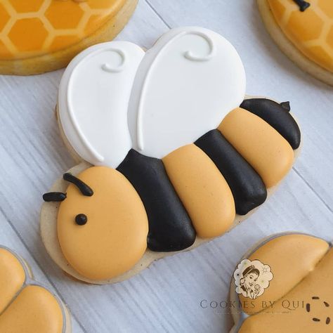 Cookies by Qui on Instagram: “Was super excited to make this #bee theme again! Look how cute he is! 😍 #cookiesbyqui #geelong #madeingtown #geelongcookies #geelongeats…” Bee Cookies, Perfect Sugar Cookies, Bee Cakes, Sugar Cookie Royal Icing, Summer Cookies, Christmas Tree Cookies, Valentines Day Cookies, Baby Cookies, Fancy Cookies