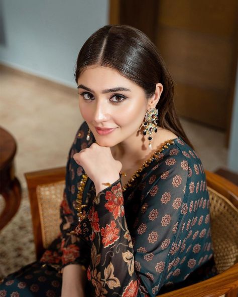 Dur E Fishan Saleem, Ishq Murshid, Stylish Actresses, Handsome Celebrities, Urdu Novel, Actress Without Makeup, Girls Pin, Traditional Attire, Stunning Outfits