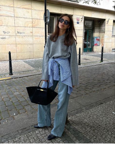 Gray Jeans Outfit Fall, Preppy Sweater Outfits, Australian Winter Fashion, Aesthetic Overalls Outfit, Ladylike Style, Autumn Outfits, Stockholm Fashion, Cute Fall Outfits, Tshirt Outfits