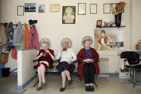 Martin Parr on Instagram: “Susan's hairdressers, West Bromwich, Sandwell, The Black Country, 2011. Happy International Women's Day from Martin and his team at the studio. #happyinternationalwomensday #MagnumPhotos #theblackcountry” Martin Parr Photography, Documentary Photography Photojournalism, Mundane Photography, Famous Photography, William Eggleston, Photographic Projects, Cindy Sherman, Martin Parr, Reportage Photography