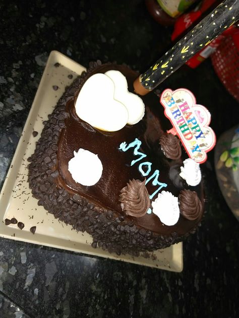 Birthday cake for mom🎈🎁🎉🎊 Happy Birthday Mom Cake, Cake For Mom, Happy Birthday Mummy, Unknown Person, Birthday Room, Birthday Pic, Birthday Cake For Mom, Birthday Room Decorations, Mothers Day Cake