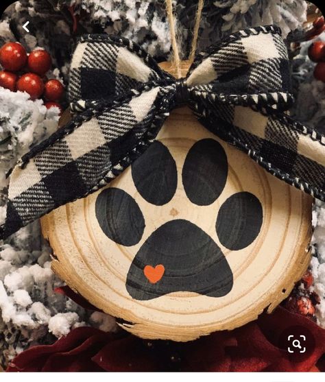 Christmas Crafts To Sell Bazaars, Paw Print Christmas, Christmas Crafts To Sell, Christmas Wood Crafts, 12 December, Wood Christmas Ornaments, Wooden Ornament, Christmas Ornament Crafts, Christmas Crafts Decorations