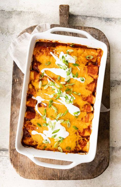 Beef Enchiladas are made with flavorful ground beef, warm tortillas, enchilada sauce, and melty cheese, all topped with sour cream and green onions. The perfect Mexican weeknight dinner! Enchiladas Beef, Poblano Peppers Recipes, Easy Beef Enchiladas, Enchiladas Healthy, Beef Enchilada Recipe, Ground Beef Enchiladas, Mexican Side Dishes, Pasta Recipes Alfredo, Enchiladas Recipe