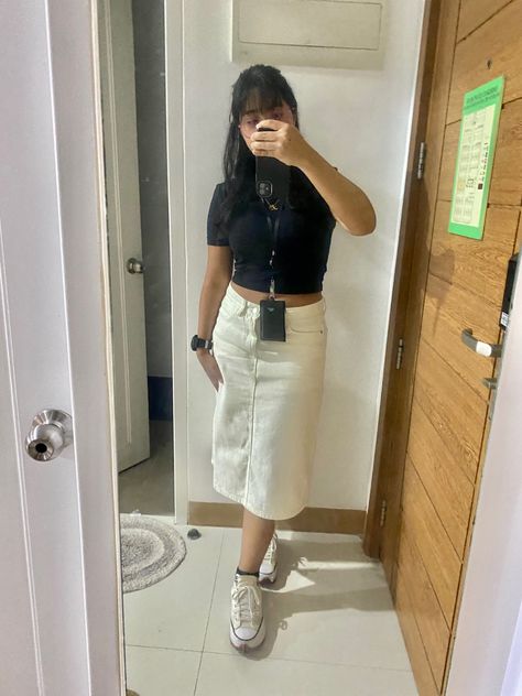 Minimalist outfit, summer outfit, back to school outfit Minimalist Outfit Summer, Back To School Outfit, Black Crop Top, Back To School Outfits, Outfit Summer, White Crop Top, School Outfit, Black Crop, Black Crop Tops