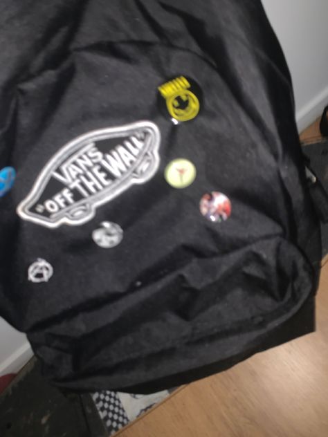 Highschool Aesthetic Grunge, Vans Backpack Aesthetic, Highschool Backpack, Backpack With Pins, Vans Aesthetic, School Swag, Vans Backpack, Vans Bags, Aesthetic Backpack