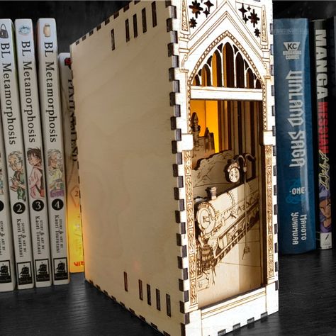 Harry Potter Book Nook, Kapal Karam, Harry Potter Free, Harry Potter Book, Laser Cut Wood Crafts, Red Images, Harry Potter Gifts, Halloween Books, Book Nook