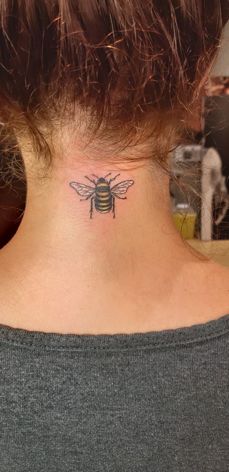 Bee Tattoo Back Of Neck, Bee Tattoo Neck, Bee Tattoo Ideas Unique, Bee Tattoos, Tattoo 2024, Tattoo Tiny, Bug Tattoo, Back Of Neck Tattoo, Bee Tattoo