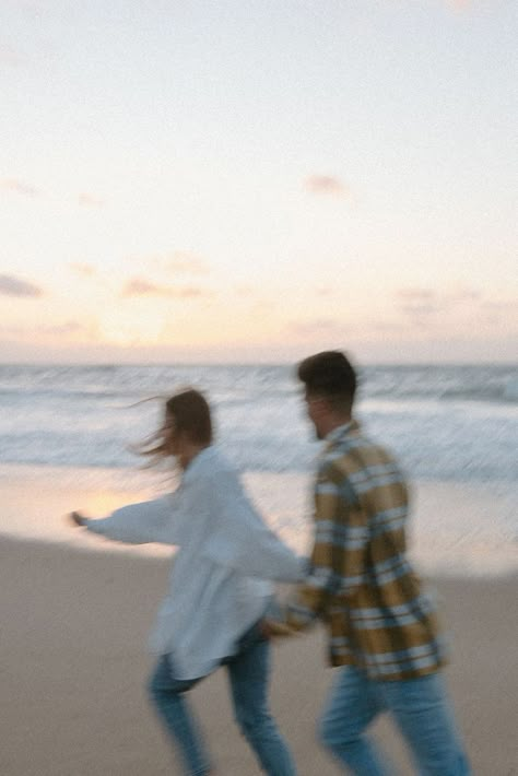 Motion blur couples' beach photoshoot in Portugal Blurry Photos Aesthetic Couple, Motion Blur Photography Aesthetic, Blur Couple Aesthetic, Blurred Couple Pics, Oahu Outfits, Blurry Couple Pics, Motion Blur Aesthetic, Blurred Photography, Photos Of Lovers