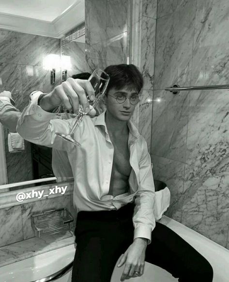 Harry James Potter Hot Pics, Harry Potter Capcut Pfp, Harry Potter Hot Edit Photos, Harry Potter Full Body Picture, Harry Potter Thirst Trap, Harry Potter Modern Edit, Harry Potter Edited Pics, Harry Potter Asthetics Photos, Daniel Radcliffe Aesthetic