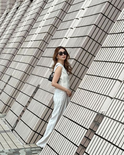 Lines and angles 🇭🇰 | Instagram Hong Kong Disneyland Photography, Hk Disneyland Outfit, Hong Kong Aesthetic Outfit, Hong Kong Photo Ideas, Hong Kong Winter Outfit, Hongkong December Outfit, Macau Outfit Ideas, Hongkong Outfit Ideas, Photo Angles Ideas