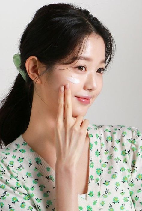 Wonyoung (IVE) x innisfree advertisement - Behind the scenes Balming Tiger, Makeup Advertisement, Skincare Products Photography, Beauty Magic, Beauty Photoshoot, Skincare Aesthetic, Skincare Video, Model Beauty, Ethereal Beauty