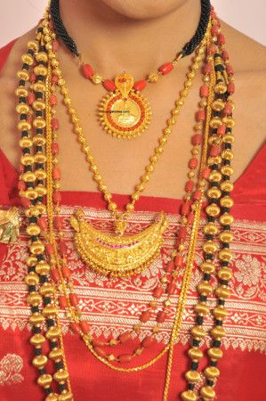 india coorg bride wedding pathak saree coorgi kodava Kodava Style Jewellery, Kodagu Jewellery, Coorg Jewellery Designs, Coorg Bride, Havala Jewellery, Coorgi Jewellery, Coral Jewelry Set, Gold Beaded Necklace, Antique Gold Jewelry Indian