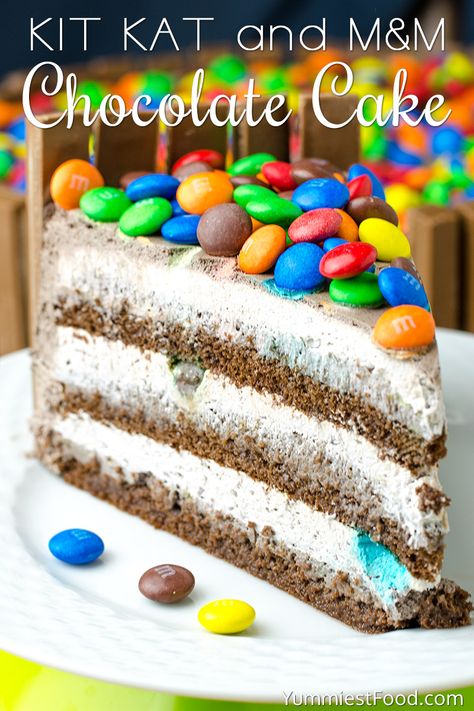 KIT KAT and M&M chocolate cake with peanut butter frosting - This cake is so good and easy to make. Perfect for birthdays and other celebrations. Peanut Butter Frosting Recipe, Chocolate Peanut Butter Cheesecake, Decadent Chocolate Desserts, Butter Frosting, Peanut Butter Frosting, Peanut Butter Cake, Chocolate Layer Cake, New Cake, Easy Peanut Butter