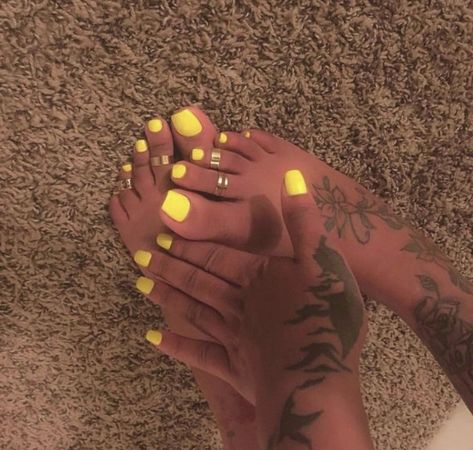 Beach Toe Nails, Yellow Toe Nails, Yellow Nail Art, Yellow Nail, Acrylic Toes, Toe Nail Color, Pretty Toe Nails, Diy Acrylic Nails, Slime Videos