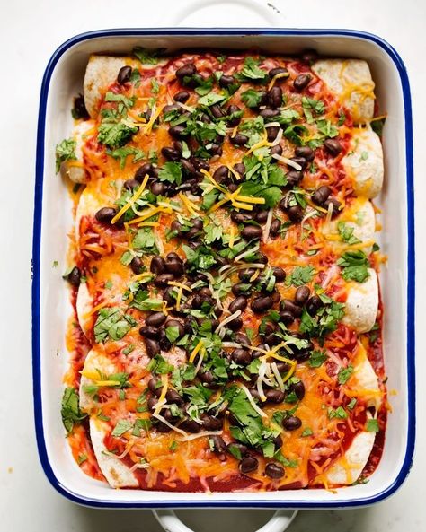 breakfast casserole recipes breakfast enchiladas Meatless Protein, Recipes Meatless, Ranchero Sauce, Monday Dinner, Delicious Breakfast Casserole, Breakfast Enchiladas, No Meat, Meatless Recipes, Breakfast Casserole Easy