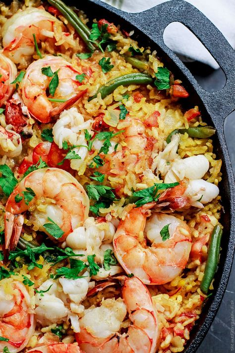 Shrimp Seafood paella - an easy recipe for seafood lovers! Paella Recept, Paella Recipe Seafood, The Mediterranean Dish, Paella Recipe, Seafood Paella, Easy Seafood, God Mat, Mediterranean Dishes, Jamie Oliver