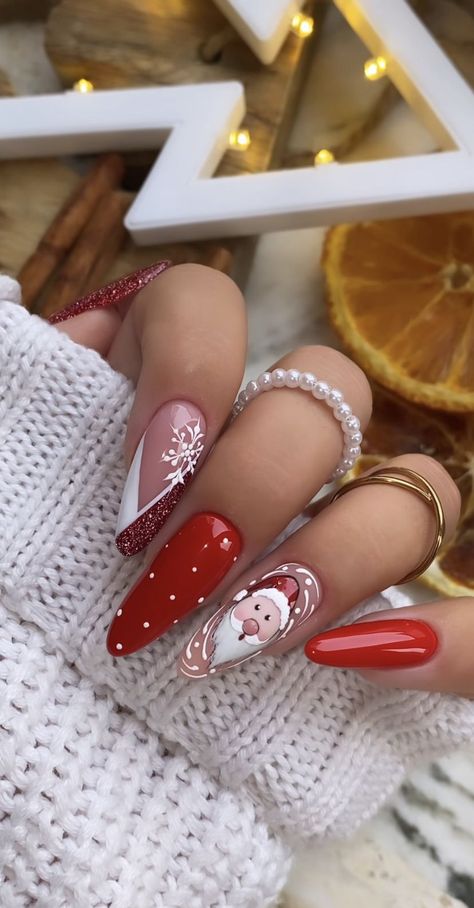 The latest nail style trend to hit Instagram is a creative way to celebrate the season. Users are uploading images of nails painted to look like the knit sweaters that are perfect for this time of the year Santa Nail Art, Nail Art Noel, Santa Nails, Unghie Nail Art, Candy Cane Nails, Christmas Gel, December Nails, Red Christmas Nails, Winter Nails Acrylic