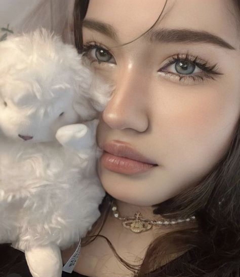 Asian Makeup On White Girl, Douyin On White Features, Douyin Makeup On White Features, Innocent Aesthetic Makeup, Cold Douyin Makeup, Douyin Makeup White Woman, Soft Features Makeup, Innocent Eye Makeup, Xoangxa Makeup