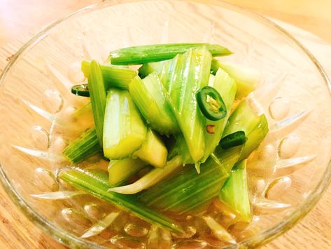 Japanese Pickled Celery – A Little Bit of Soy Pickled Celery, Celery Recipes, Celery Salad, Veggies Recipes, Chop Chop, Gf Recipes, Syrup Recipe, Pickling Recipes, Come Home