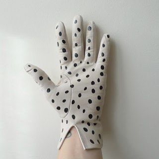 101 Dalmations, Accessories Classic, Dot Day, Fashion Gloves, Gloves Fashion, Vintage Gloves, Diy Calendar, Girls Shirt, Skirt Style