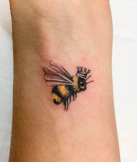 Bee With Stinger Tattoo, Honey Bee Tatoos Ideas, Crown Bee Tattoo, 54321 Tattoo, Bee Tattoo Designs Drawings, Queen Bumble Bee Tattoo, Bee With Angel Wings Tattoo, Finger Tattoos Bee, Bee Queen Tattoo