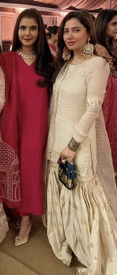 White Gharara Designs, Simple Gharara Designs, Gharara Designs Indian, Mahira Khan Dresses, Gharara Designs, Designer Dresses Elegant, Pakistani Formal Dresses, Heavy Dresses, Lace Dress Design