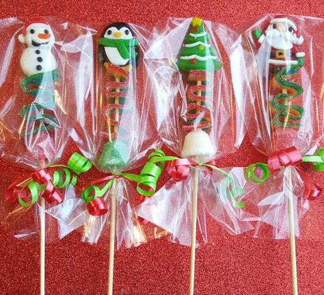 Christmas Candy Kabobs, Christmas Grotto Ideas, Kids Christmas Treats, Christmas Candy Crafts, Candy Kabobs, Candy Cone, Christmas Candy Bag, Sweet Cones, Kids Christmas Party