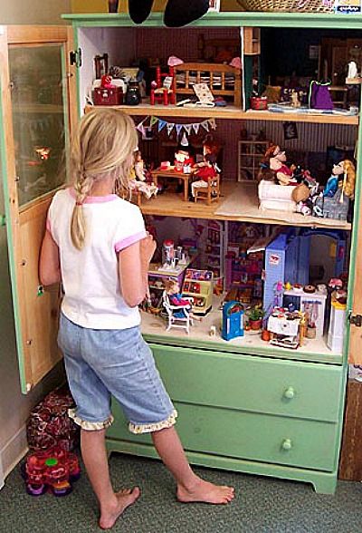 Dresser Dollhouse- If you have an old dresser, it could be turned into something new, useful, and beautiful! For inspiration, check out these 12 clever ways to repurpose an old dresser! | DIY furniture makeover, upcycle a dresser, #repurpose #upcycle #furniture #DIYProject #ACultivatedNest Large Dolls House, Repurposed Dresser, Modern Dollhouse Furniture, Diy Barbie Furniture, Modern Dollhouse, Best Kids Toys, Old Dressers, Wooden Dollhouse, Diy Makeover