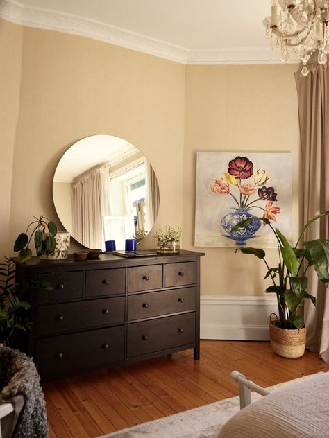 Period Features and Light Colors in a One-Bedroom Apartment 11 Cottage Loft, White Cupboards, Swedish Apartment, Airbnb Design, Wooden Floorboards, Open Plan Living Room, Elegant Chandeliers, Muted Color Palette, Beige Wallpaper